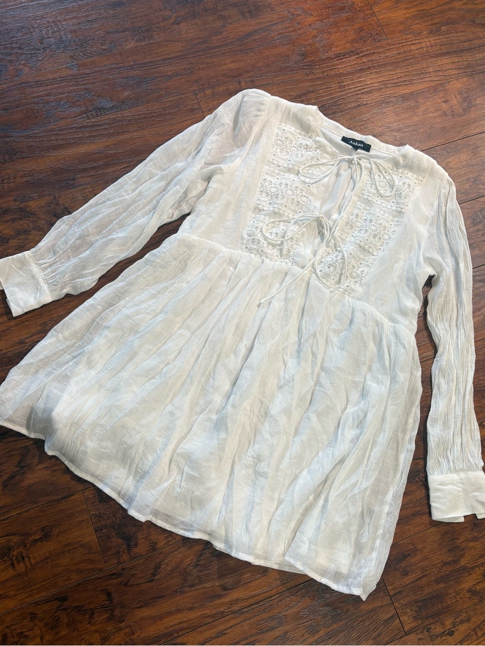 Aakaa women’s size S white embroidered tie front tunic